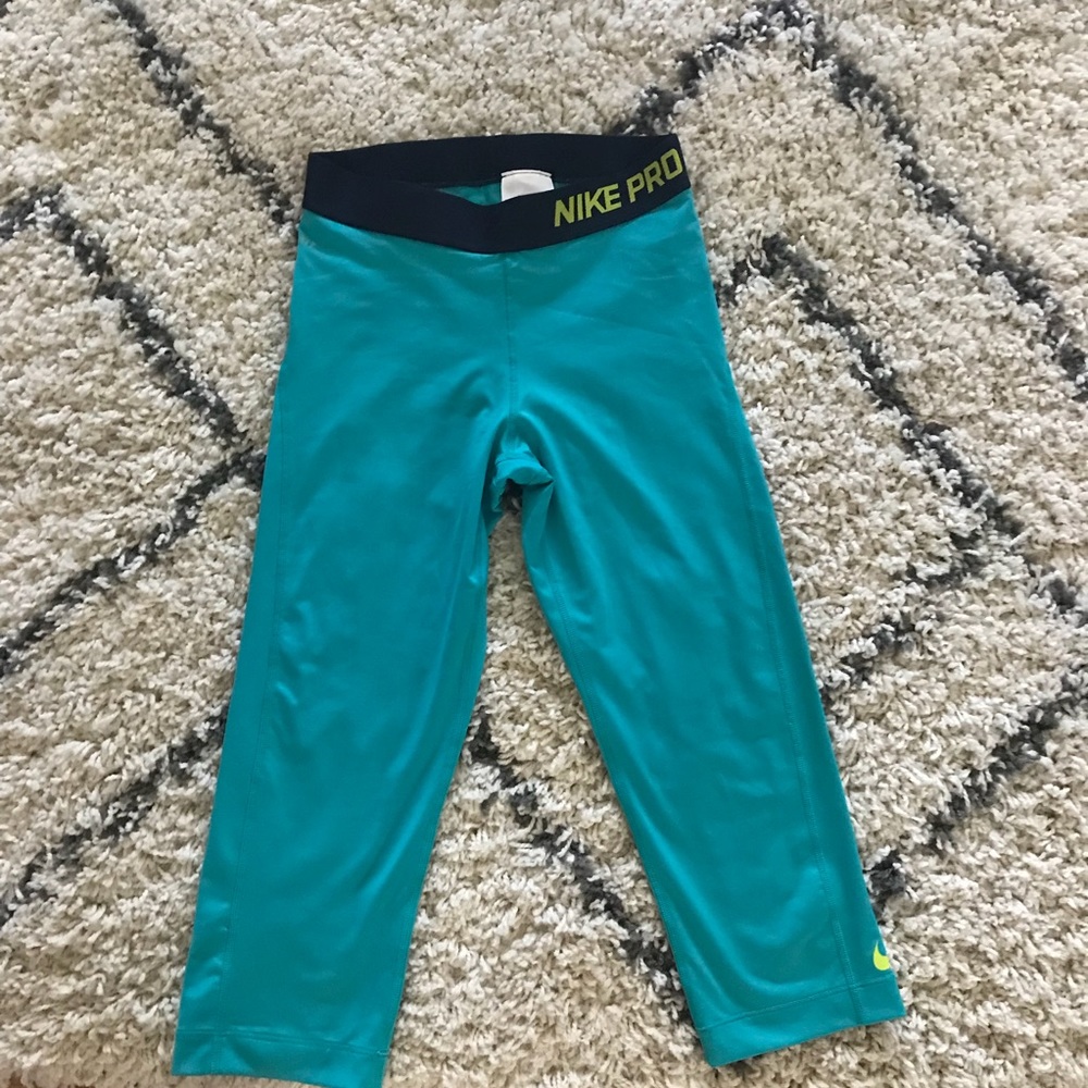 Never been worn Nike pro workout capris